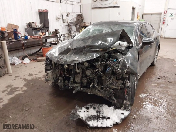 2013 Lexus ES 350 4dr Sdn with VIN JTHBK1GG8D2028018, listed as a IAAI auction lot 41379337 with 135,000 mi miles. Bid and sale history available at carsss.com. Image 2.