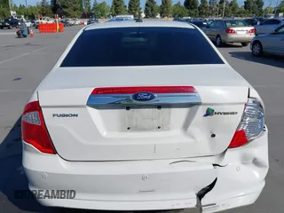 2012 Ford Fusion Hybrid z VIN 3FADP0L3XCR276182, wystawiony jako IAAI lot #42260450 z przebiegiem 133 567 mil mil oraz . Historia ofert i sprzedaży dostępna na DreamBid. Obrazek 16.