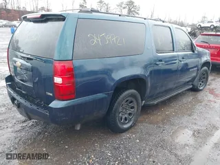 2007 Chevrolet Suburban LTZ with VIN 3GNFC16087G164902, listed as a IAAI auction lot 40918783 with 999,999 mi miles. Bid and sale history available at carsss.com. Image 4.