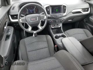 2022 GMC Terrain SLE z VIN 3GKALMEV6NL143864, wystawiony jako Copart lot #42640765 z przebiegiem 24 300 mil mil oraz Czysty tytuł • Clean title. Historia ofert i sprzedaży dostępna na DreamBid. Obrazek 8.