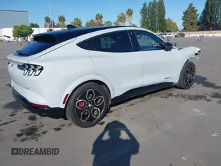 2022 Ford Mustang Mach-E GT z VIN 3FMTK4SE7NMA10046, wystawiony jako IAAI lot #42221973 z przebiegiem 34 420 mil mil oraz . Historia ofert i sprzedaży dostępna na DreamBid. Obrazek 4.