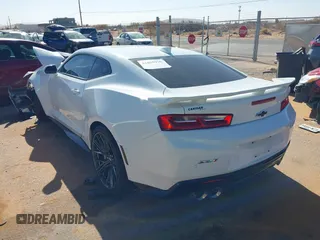 2018 Chevrolet Camaro ZL1 z VIN 1G1FK1R60J0165882, wystawiony jako IAAI lot #41859936 z przebiegiem Nie podano mil oraz . Historia ofert i sprzedaży dostępna na DreamBid. Obrazek 3.