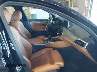 2020 BMW 5 Series 540i xDrive z VIN WBAJS3C06LCE00319, wystawiony jako IAAI lot #41384030 z przebiegiem 49 941 mil mil oraz . Historia ofert i sprzedaży dostępna na DreamBid. Obrazek 5.