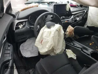 2020 Toyota C-HR LE z VIN JTNKHMBX1L1092846, wystawiony jako Copart lot #53056325 z przebiegiem 32 875 mil mil oraz Tytuł czysty. Historia ofert i sprzedaży dostępna na DreamBid. Obrazek 8.