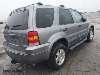 2007 Ford Escape XLT with VIN 1FMYU03177KB90563, listed as a IAAI auction lot 41566335 with 166,233 mi miles. Bid and sale history available at carsss.com. Image 4.
