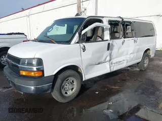 2016 Chevrolet Express Passenger LT z VIN 1GAZGPFG6G1319772, wystawiony jako IAAI lot #41079876 z przebiegiem 123 603 mil mil oraz . Historia ofert i sprzedaży dostępna na DreamBid. Obrazek 17.