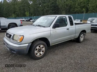 2000 Nissan Frontier XE z VIN 1N6DD26S9YC331662, wystawiony jako Copart lot #56790225 z przebiegiem 180 272 mil mil oraz Czysty tytuł • Clean title. Historia ofert i sprzedaży dostępna na DreamBid. Obrazek 1.