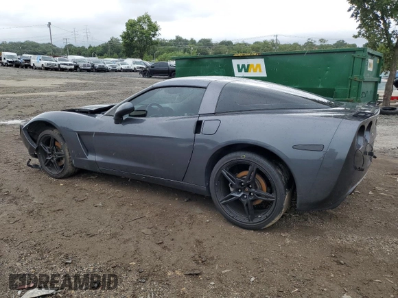 2011 Chevrolet Corvette 1LT z VIN 1G1YE2DW8B5105978, wystawiony jako Copart lot #75264194 z przebiegiem 144 427 mil mil oraz Szkoda całkowita • Salvage title. Historia ofert i sprzedaży dostępna na DreamBid. Obrazek 2.