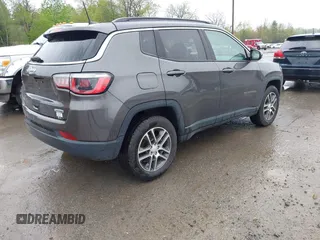 2018 Jeep Compass Latitude z VIN 3C4NJDBB5JT112368, wystawiony jako IAAI lot #42159891 z przebiegiem 81 763 mil mil oraz . Historia ofert i sprzedaży dostępna na DreamBid. Obrazek 4.