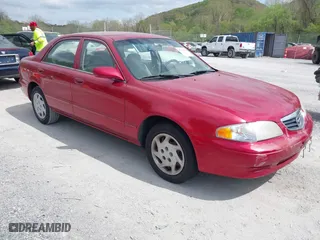 2000 Mazda 626 LX with VIN 1YVGF22C8Y5115891, listed as a IAAI auction lot 42121137 with 186,165 mi miles. Bid and sale history available at carsss.com. Image 1.