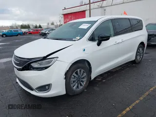 2024 Chrysler Pacifica Hybrid Select z VIN 2C4RC1S70RR198726, wystawiony jako IAAI lot #41818960 z przebiegiem 7 924 mil mil oraz . Historia ofert i sprzedaży dostępna na DreamBid. Obrazek 17.