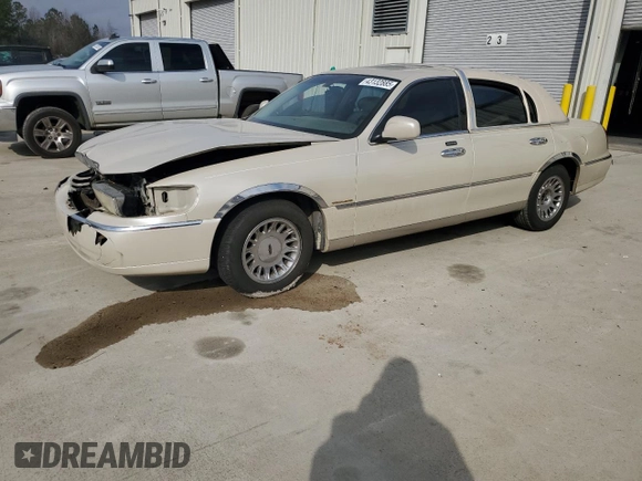 2002 Lincoln Town Car Cartier z VIN 1LNHM83W12Y622791, wystawiony jako Copart lot #43132885 z przebiegiem Nie podano mil oraz Szkody całkowita. Historia ofert i sprzedaży dostępna na DreamBid. Obrazek 1.