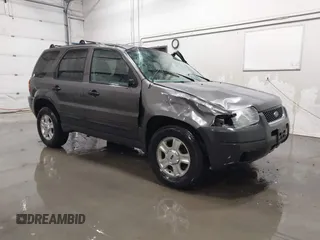 2004 Ford Escape XLT with VIN 1FMCU93174KB67570, listed as a IAAI auction lot 41228124 with 160,176 mi miles. Bid and sale history available at carsss.com. Image 1.