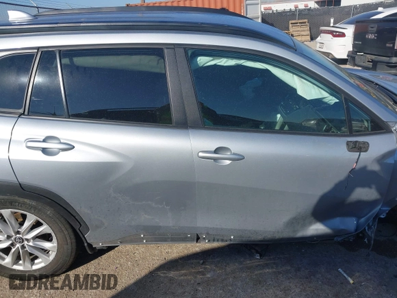 2023 Toyota Corolla Cross LE z VIN 7MUCAAAG5PV051857, wystawiony jako IAAI lot #41662222 z przebiegiem 43 394 mil mil oraz . Historia ofert i sprzedaży dostępna na DreamBid. Obrazek 13.
