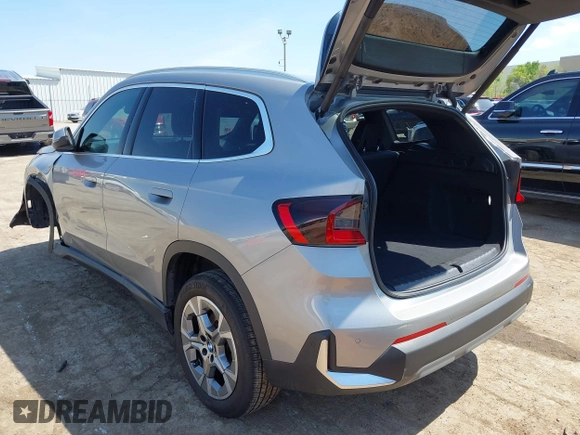 2023 BMW X1 xDrive28i z VIN WBX73EF03P5X46405, wystawiony jako IAAI lot #42038660 z przebiegiem 21 994 mil mil oraz . Historia ofert i sprzedaży dostępna na DreamBid. Obrazek 3.