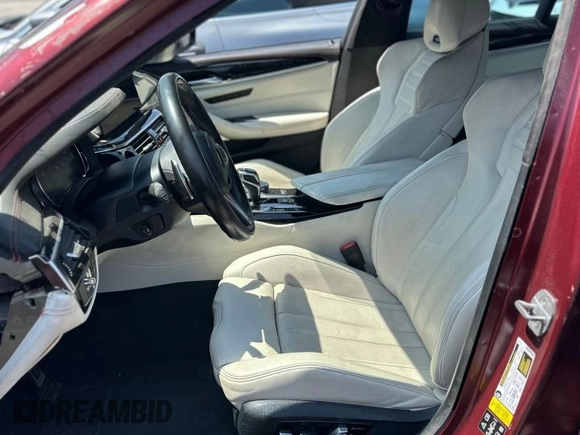 2018 BMW M5 z VIN WBSJF0C55JB283553, wystawiony jako Copart lot #55519235 z przebiegiem 57 128 mil mil oraz Szkody całkowita. Historia ofert i sprzedaży dostępna na DreamBid. Obrazek 5.