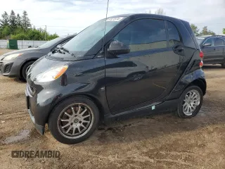 2011 Smart fortwo Pure z VIN WMEEJ3BAXBK435272, wystawiony jako Copart lot #57321974 z przebiegiem 126 785 mil mil oraz Czysty tytuł • Clean title. Historia ofert i sprzedaży dostępna na DreamBid. Obrazek 1.