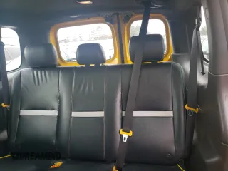 2014 Nissan NV200 z VIN 3N8CM0JTXEK690600, wystawiony jako Copart lot #50808765 z przebiegiem 392 670 mil mil oraz Czysty tytuł • Clean title. Historia ofert i sprzedaży dostępna na DreamBid. Obrazek 10.