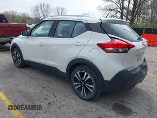 2020 Nissan Kicks SV z VIN 3N1CP5CVXLL545498, wystawiony jako IAAI lot #41940641 z przebiegiem 74 554 mil mil oraz . Historia ofert i sprzedaży dostępna na DreamBid. Obrazek 3.