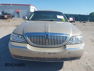 2006 Lincoln Town Car Signature Limited z VIN 1LNHM82V26Y628467, wystawiony jako IAAI lot #42221605 z przebiegiem 249 382 mil mil oraz . Historia ofert i sprzedaży dostępna na DreamBid. Obrazek 6.