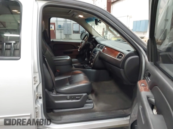 2013 GMC Yukon XL SLT z VIN 1GKS2KE71DR342261, wystawiony jako IAAI lot #42018535 z przebiegiem 201 847 mil mil oraz . Historia ofert i sprzedaży dostępna na DreamBid. Obrazek 5.