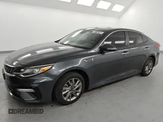 2020 Kia Optima LX z VIN 5XXGT4L3XLG390756, wystawiony jako Copart lot #88116195 z przebiegiem 92 750 mil mil oraz Czysty tytuł • Clean title. Historia ofert i sprzedaży dostępna na DreamBid. Obrazek 1.
