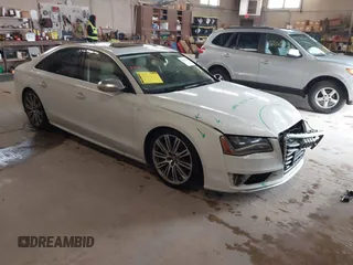 2013 Audi S8 z VIN WAUD2AFD7DN008887, wystawiony jako IAAI lot #42314337 z przebiegiem 155 978 mil mil oraz . Historia ofert i sprzedaży dostępna na DreamBid. Obrazek 1.