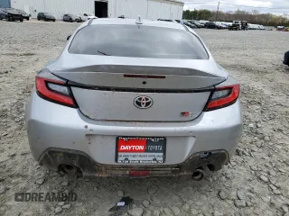 2025 Toyota 86 Premium z VIN JF1ZNBE19S8753963, wystawiony jako Copart lot #53180045 z przebiegiem 1528 mil mil oraz Szkody całkowita. Historia ofert i sprzedaży dostępna na DreamBid. Obrazek 6.