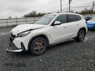 2023 BMW X1 xDrive28i z VIN WBX73EF06P5W06767, wystawiony jako Copart lot #51383755 z przebiegiem 25 605 mil mil oraz Szkody całkowita. Historia ofert i sprzedaży dostępna na DreamBid. Obrazek 1.
