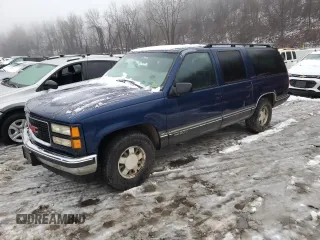 1999 GMC Suburban z VIN 1GKEC16R5XJ778103, wystawiony jako Copart lot #83922774 z przebiegiem 96 090 mil mil oraz Czysty tytuł • Clean title. Historia ofert i sprzedaży dostępna na DreamBid. Obrazek 1.