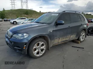 2013 BMW X5 xDrive50i z VIN 5UXZV8C55DL426753, wystawiony jako Copart lot #61304835 z przebiegiem 107 672 mil mil oraz Czysty tytuł • Clean title. Historia ofert i sprzedaży dostępna na DreamBid. Obrazek 1.