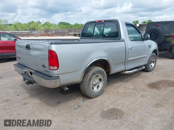 2002 Ford F-150 XL z VIN 1FTRF17W72NA69067, wystawiony jako IAAI lot #42127001 z przebiegiem 234 022 mil mil oraz . Historia ofert i sprzedaży dostępna na DreamBid. Obrazek 4.