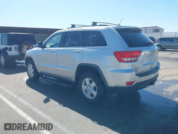 2011 Jeep Grand Cherokee Laredo z VIN 1J4RR4GGXBC571823, wystawiony jako IAAI lot #42093768 z przebiegiem 153 978 mil mil oraz . Historia ofert i sprzedaży dostępna na DreamBid. Obrazek 3.