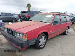 1989 Volvo 740 z VIN YV1FA8757K2215822, wystawiony jako IAAI lot #42117235 z przebiegiem 194 043 mil mil oraz . Historia ofert i sprzedaży dostępna na DreamBid. Obrazek 2.