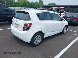 2012 Chevrolet Sonic LT z VIN 1G1JD6SH6C4232414, wystawiony jako IAAI lot #42489990 z przebiegiem 174 731 mil mil oraz . Historia ofert i sprzedaży dostępna na DreamBid. Obrazek 4.