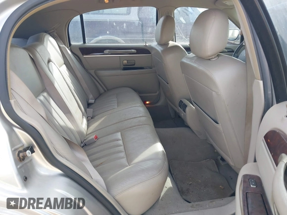 2007 Lincoln Town Car Signature z VIN 1LNHM81W77Y637564, wystawiony jako IAAI lot #42035072 z przebiegiem 121 357 mil mil oraz . Historia ofert i sprzedaży dostępna na DreamBid. Obrazek 8.