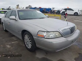 2005 Lincoln Town Car Signature Limited z VIN 1LNHM82W35Y613094, wystawiony jako IAAI lot #42191430 z przebiegiem 131 071 mil mil oraz . Historia ofert i sprzedaży dostępna na DreamBid. Obrazek 1.