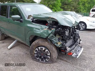 2024 Nissan Frontier SV z VIN 1N6ED1EK5RN660090, wystawiony jako IAAI lot #42258836 z przebiegiem 7 358 mil mil oraz . Historia ofert i sprzedaży dostępna na DreamBid. Obrazek 18.