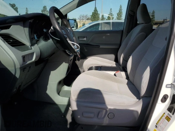 2020 Toyota Sienna LE Auto Access Seat с VIN 5TDKZ3DC8LS038386, выставлен на аукционе Copart как лот 57040115 с пробегом 87 245 миль миль и Списание • Salvage title. История ставок и продаж доступна на DreamBid. Изображение 7.