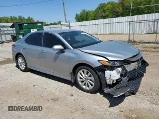 2024 Toyota Camry LE z VIN 4T1C11AK8RU261202, wystawiony jako Copart lot #53353235 z przebiegiem 22 487 mil mil oraz Szkoda całkowita • Salvage title. Historia ofert i sprzedaży dostępna na DreamBid. Obrazek 4.