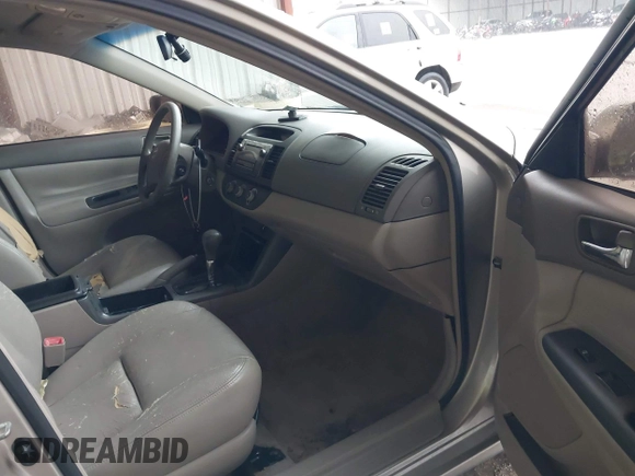 2005 Toyota Camry STD z VIN 4T1BE32K45U385259, wystawiony jako IAAI lot #42153790 z przebiegiem 184 204 mil mil oraz . Historia ofert i sprzedaży dostępna na DreamBid. Obrazek 5.
