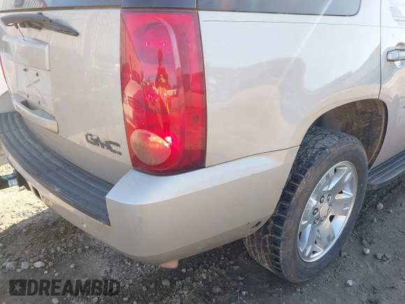 2008 GMC Yukon SLT w/4SB with VIN 1GKFC13038R105520, listed as a IAAI auction lot 41453825 with 245,024 mi miles. Bid and sale history available at carsss.com. Image 12.