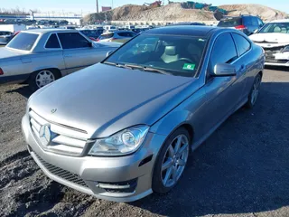 2013 Mercedes-Benz C 250 z VIN WDDGJ4HB7DG059283, wystawiony jako IAAI lot #41729557 z przebiegiem 119 419 mil mil oraz . Historia ofert i sprzedaży dostępna na DreamBid. Obrazek 2.