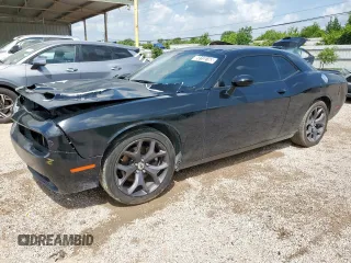 2017 Dodge Challenger SXT z VIN 2C3CDZAG1HH640389, wystawiony jako Copart lot #59155165 z przebiegiem 96 017 mil mil oraz Czysty tytuł • Clean title. Historia ofert i sprzedaży dostępna na DreamBid. Obrazek 1.