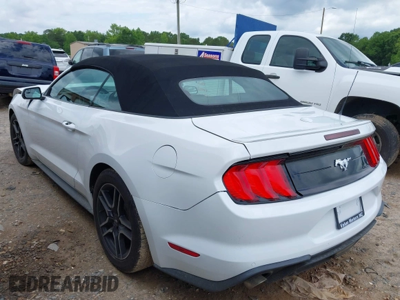 2018 Ford Mustang EcoBoost Premium z VIN 1FATP8UH7J5155047, wystawiony jako IAAI lot #42381470 z przebiegiem 84 290 mil mil oraz . Historia ofert i sprzedaży dostępna na DreamBid. Obrazek 3.