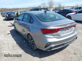 2024 Kia Forte LXS z VIN 3KPF24AD0RE713420, wystawiony jako IAAI lot #42091051 z przebiegiem 36 875 mil mil oraz . Historia ofert i sprzedaży dostępna na DreamBid. Obrazek 3.