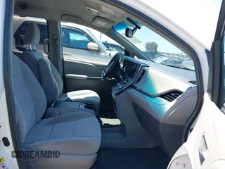 2015 Toyota Sienna LE AAS z VIN 5TDKK3DC3FS553918, wystawiony jako IAAI lot #42309906 z przebiegiem 127 529 mil mil oraz . Historia ofert i sprzedaży dostępna na DreamBid. Obrazek 5.