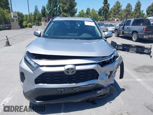 2022 Toyota RAV4 XLE z VIN 2T3W1RFV5NC213609, wystawiony jako IAAI lot #42561113 z przebiegiem 22 125 mil mil oraz . Historia ofert i sprzedaży dostępna na DreamBid. Obrazek 12.