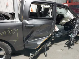 2018 Ram 1500 Express z VIN 1C6RR7KG2JS277259, wystawiony jako IAAI lot #40986520 z przebiegiem 63 916 mil mil oraz . Historia ofert i sprzedaży dostępna na DreamBid. Obrazek 19.