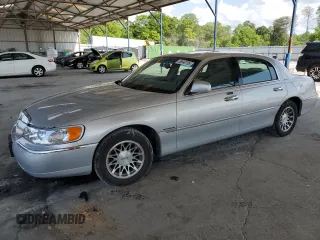 2000 Lincoln Town Car Signature z VIN 1LNHM82W3YY914145, wystawiony jako Copart lot #56040705 z przebiegiem 130 438 mil mil oraz Szkody całkowita. Historia ofert i sprzedaży dostępna na DreamBid. Obrazek 1.